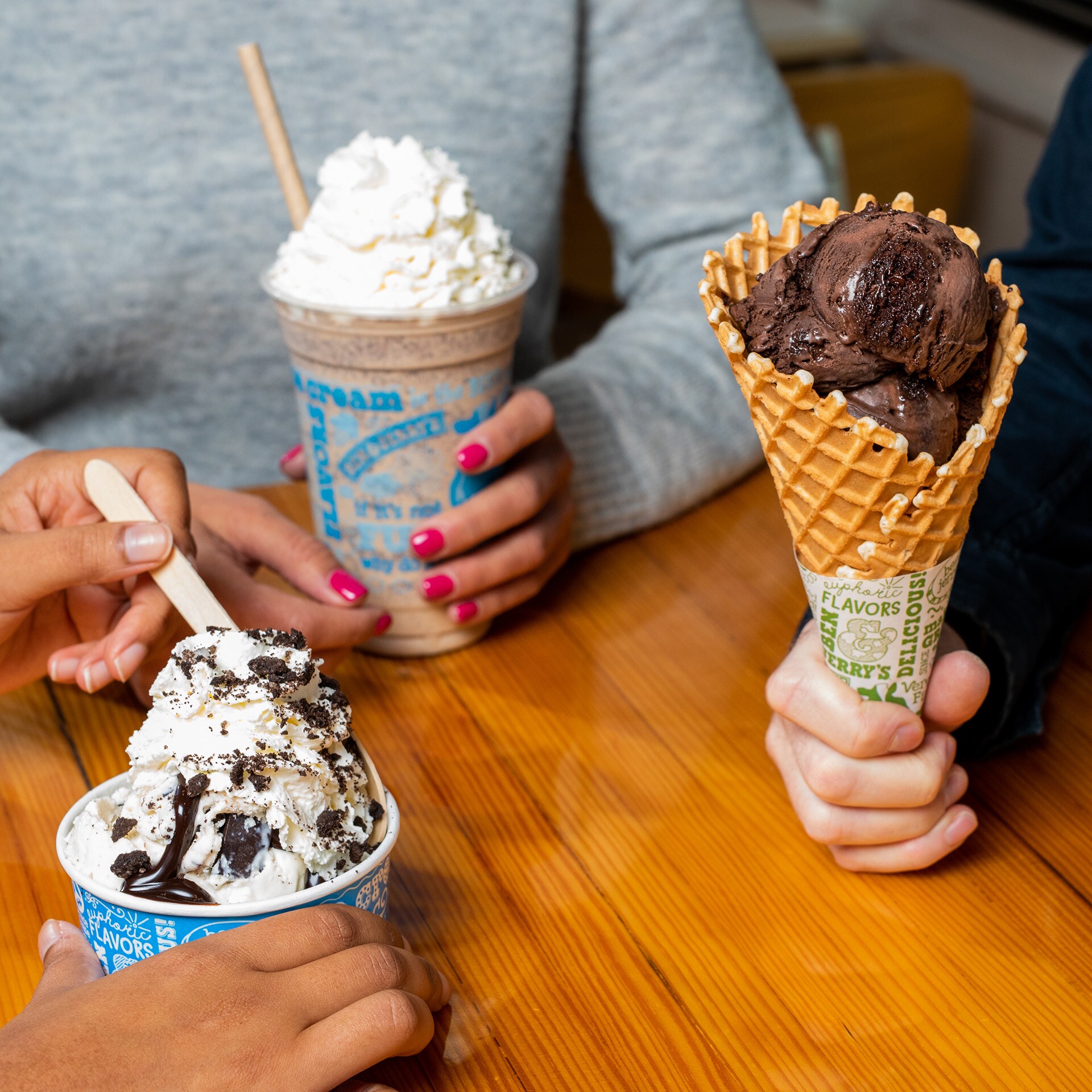 Glassbarsföremål på en disk