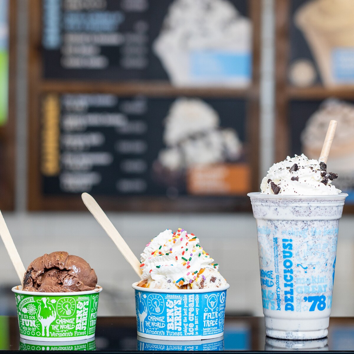 Fyra glassbarsföremål på ett bord