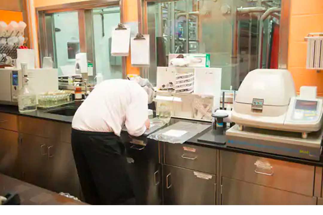 En kvalitetssäkringstekniker