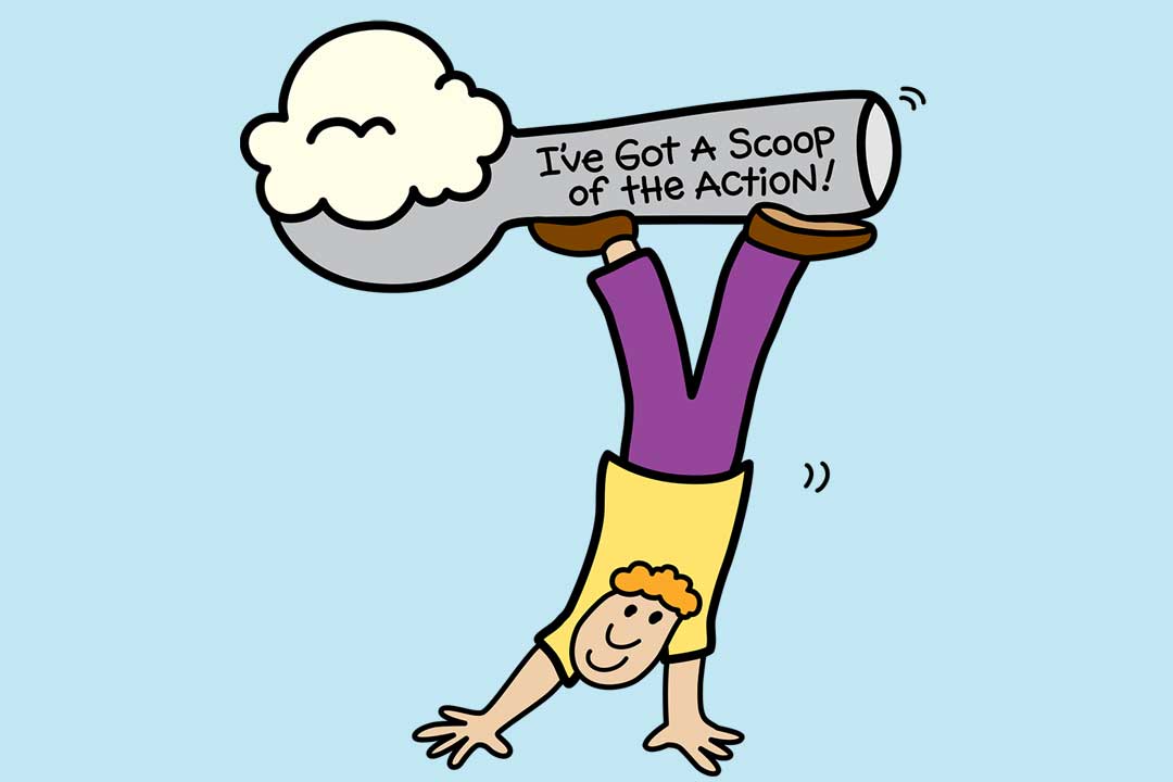 En man står på händerna och håller en glasskopa med sina ben