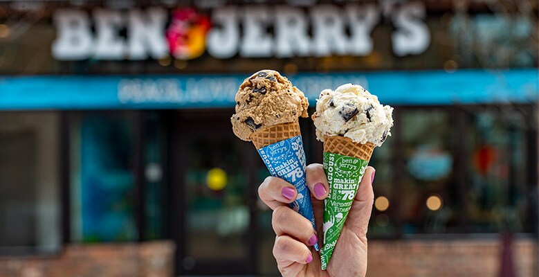 hand håller två glasstrutar
