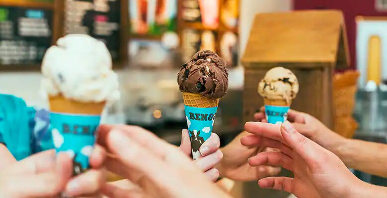 tre händer som skickar glasstrutar