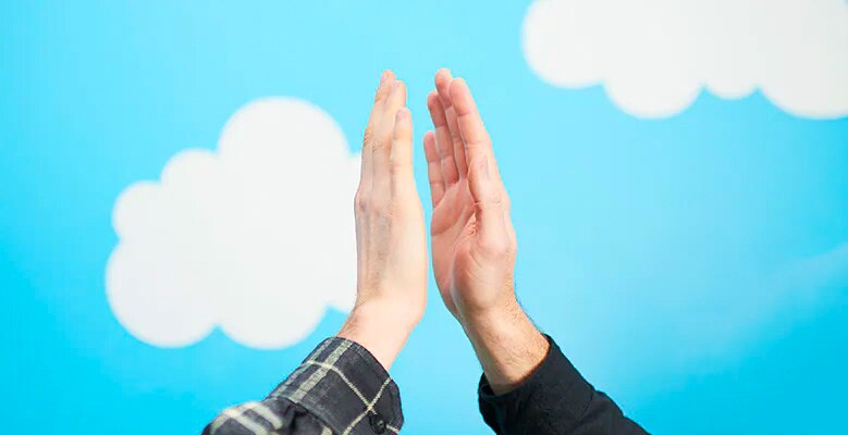 två händer som gör en high five