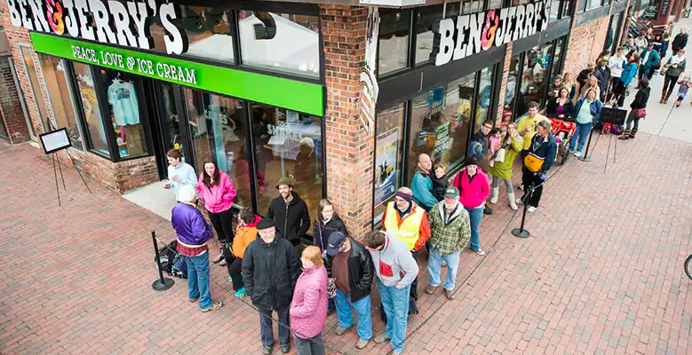 Människor som köar på free cone day