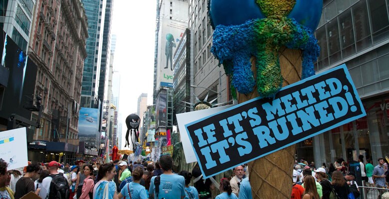 en folkmassa på en marsch för klimaträttvisa