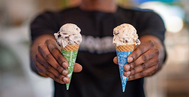 hand som håller ut glasstrutar