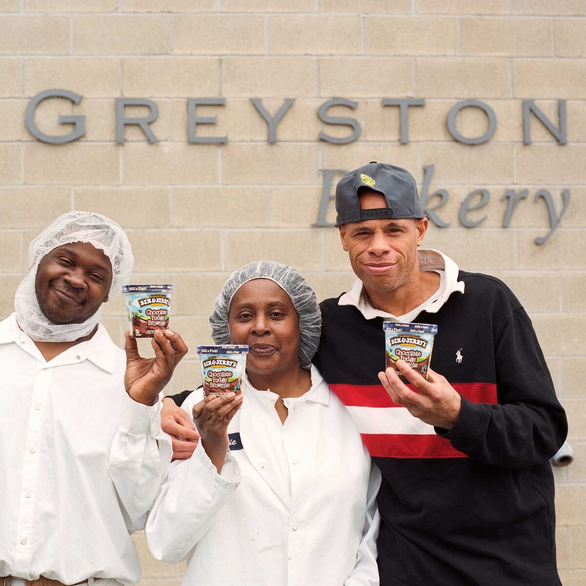 Anställda på Greyston Bakery håller Ben & Jerry's-glasspints